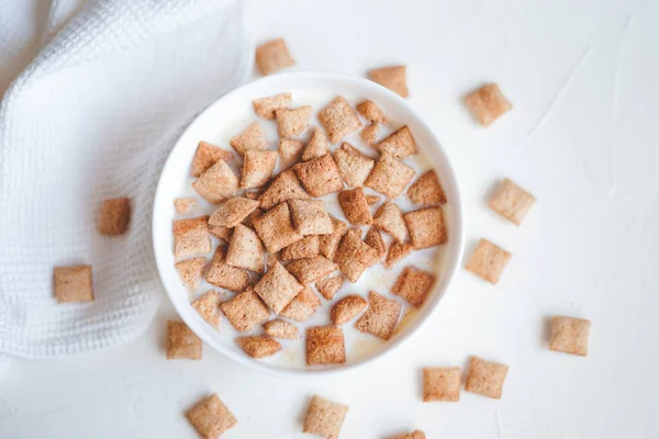 Torr Frukost Spannmål Kuddar Med Mjölk Vit Betong Bakgrund Högkvalitativt — Stockfoto