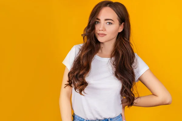 Sarı arka planda güzel esmer kız. 