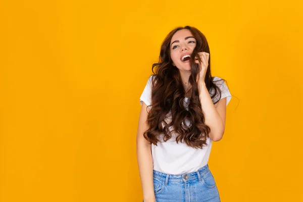 Sarı arka planda güzel esmer kız. 