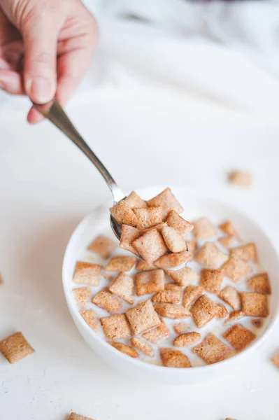 Suché snídaně cereálie podložky s mlékem na bílém betonovém pozadí — Stock fotografie