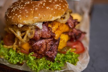 Tahtada çift pirzola ve leziz bir hamburger.