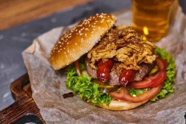 Tahta üzerinde leziz bir burger.