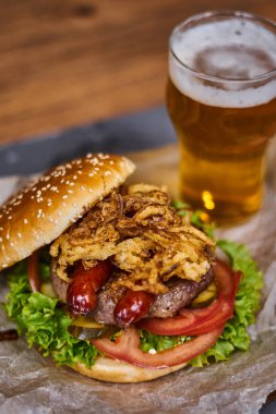 Tahta üzerinde leziz bir burger.