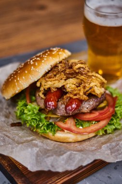 Tahta üzerinde leziz bir burger.