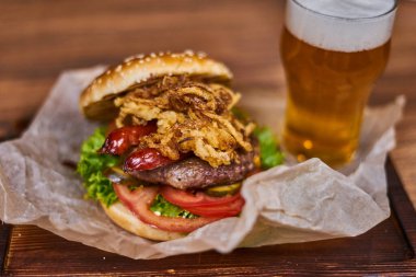 Tahta üzerinde leziz bir burger.