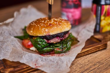 Tahta üzerinde leziz bir burger.