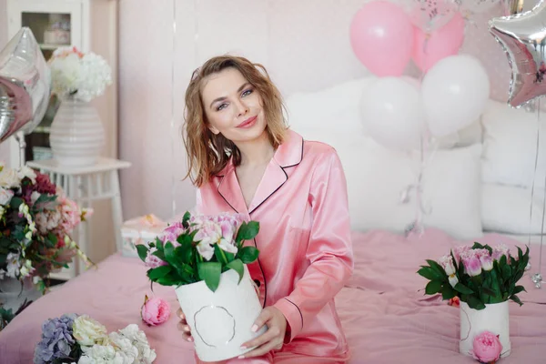 Femeie Pijamale Roz Deține Cutie Lalele Zâmbete — Fotografie, imagine de stoc