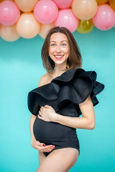 Glimlachende Blanke Vrouw Zwanger Van Ballonnen — Stockfoto