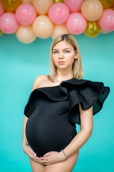 Femeile Gravide Costumul Negru Balon Roz — Fotografie, imagine de stoc