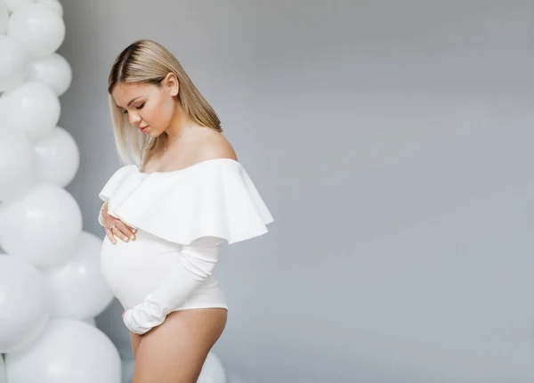 Zwanger Meisje Grijze Achtergrond Met Witte Ballon — Stockfoto