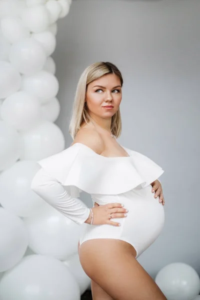 Chica Embarazada Fondo Gris — Foto de Stock