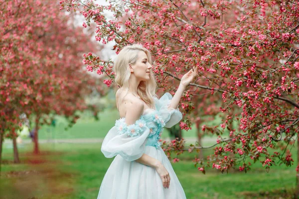 Portretul Unei Femei Blonde Talie Înaltă Primăvara Într Grădină Înfloritoare Fotografie de stoc