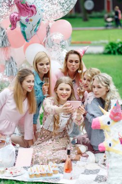 Parktaki bir bekarlığa veda partisinde altı kız eğleniyor. Pembe elbiseler ve bir sürü pembe balon giyiyorlar. Birlikte selfie çekiyorlar.