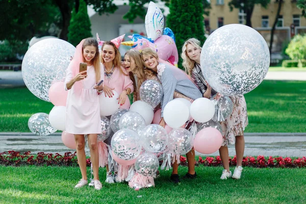 Şase Fete Distrează Petrecere Parc Poartă Rochii Roz Grămadă Baloane — Fotografie, imagine de stoc