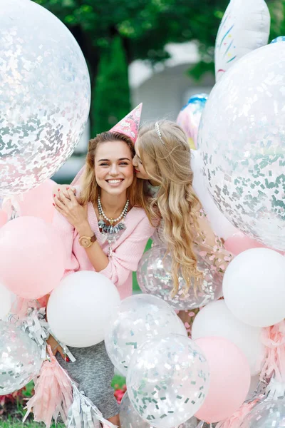 Două Fete Distrează Parc Ele Sunt Rochii Roz Grămadă Baloane Imagine de stoc