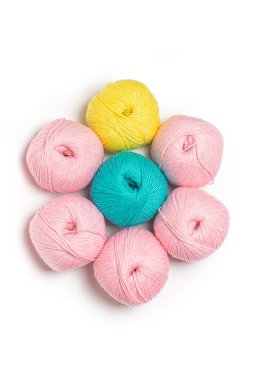 Yalıtılmış bir arka planda çiçek şeklinde dizilmiş yuvarlak iplik izleri.