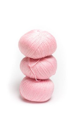 Beyaz yalıtımlı arka planda pembe yün iplikler..