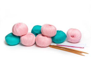 Pembe ve yeşil yün iplikler. El örgüsü ve onun için aletler.