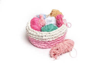 Yalıtılmış bir arka planda dokuma sepetindeki iplik kalıntıları. El işi için her şey.