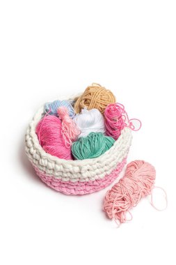 Yalıtılmış bir arka planda dokuma sepetindeki iplik kalıntıları. El işi için her şey.