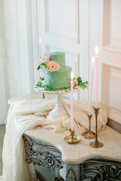 Wedding Cake Soft Green Cream Decorated Fresh Flowers Beautiful Interior — Stock Photo, Image