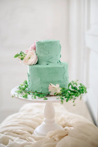 Tort Nunta Crema Verde Moale Decorat Flori Proaspete Intr Interior fotografii de stoc fără drepturi de autor