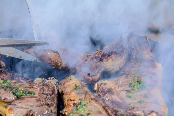 Barbecue all'aperto Carne in campagna . — Foto Stock