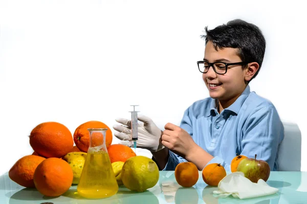 Ragazzo fare gli esperimenti con frutta . — Foto Stock