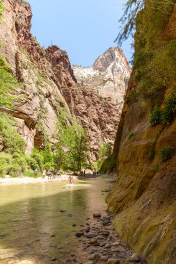 Turistler Virgin Nehri boyunca