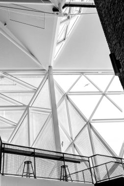 Çelik ve cam maskesi.