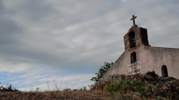 Landelijke land kerk. — Stockvideo