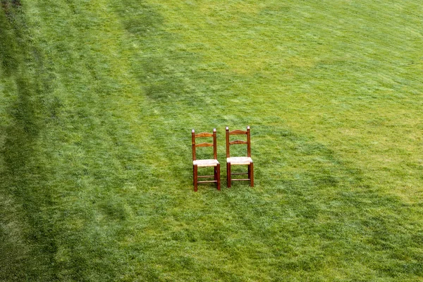 Een paar van eenzame stoelen — Stockfoto