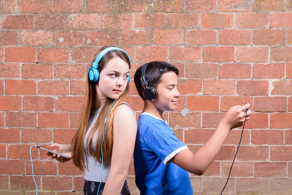 Dos adolescentes con teléfonos inteligentes — Foto de Stock