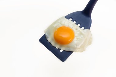 Sahanda yumurta üzerinde mavi Spatula