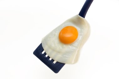Sahanda yumurta üzerinde mavi Spatula