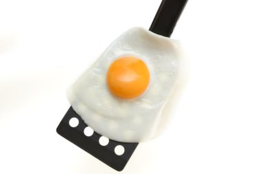 Sahanda yumurta üzerinde siyah Spatula