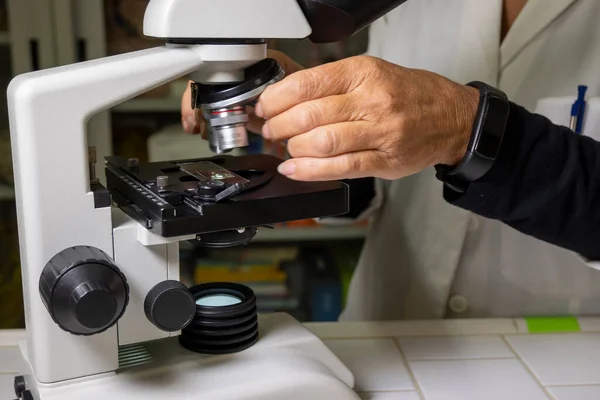 Biology Lesson Teacher Using Optical Microscope Carry Out Her Lesson — Stock Photo, Image