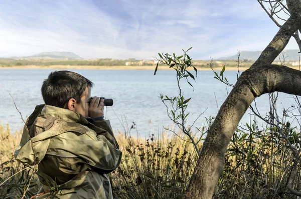 Αγόρι με κιάλια — Φωτογραφία Αρχείου