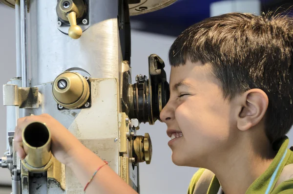 Niño curioso — Foto de Stock