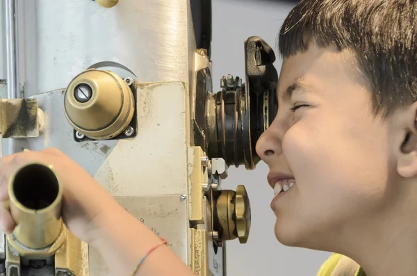 Niño con prismáticos — Foto de Stock