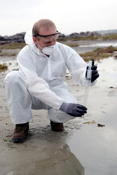 Trabajador en traje de protección que examina la contaminación — Foto de Stock