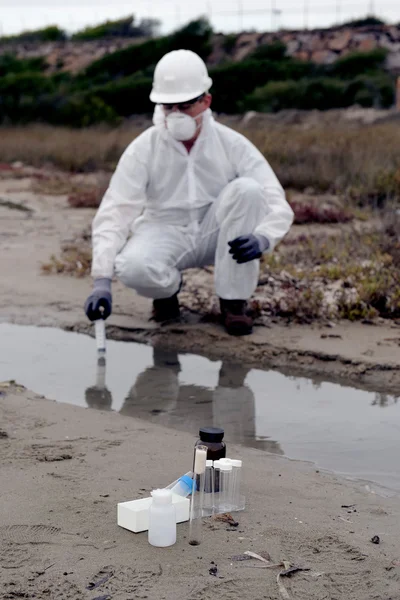 Trabajador en traje de protección que examina la contaminación — Foto de Stock