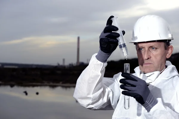 Trabajador en traje de protección que examina la contaminación —  Fotos de Stock