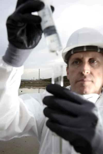 Trabajador en traje de protección que examina la contaminación — Foto de Stock