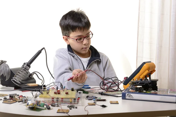 Joven estudiante realiza experimentos —  Fotos de Stock