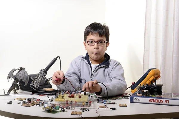 Joven estudiante realiza experimentos — Foto de Stock