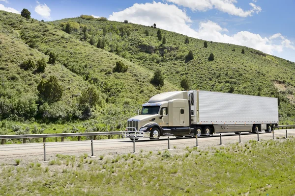 Lastbilar på interstate. — Stockfoto