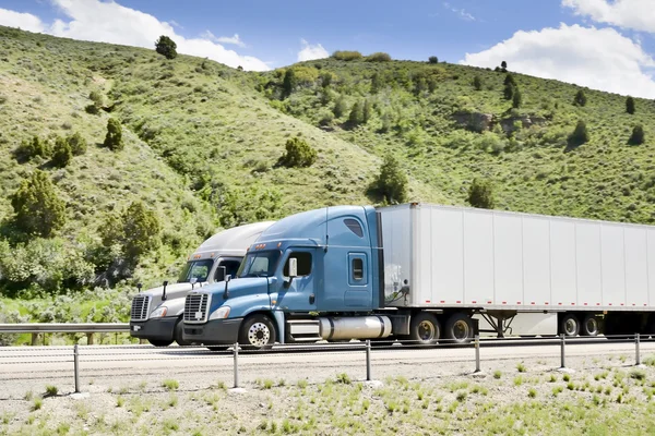 Vrachtwagens op tusen staten. — Stockfoto