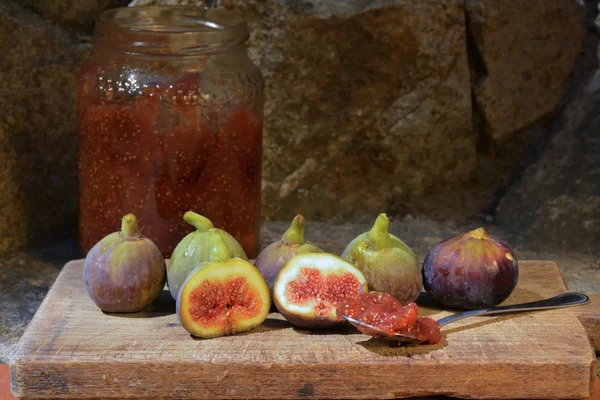 Mermelada de higos. Higos en una tabla de madera — Foto de Stock