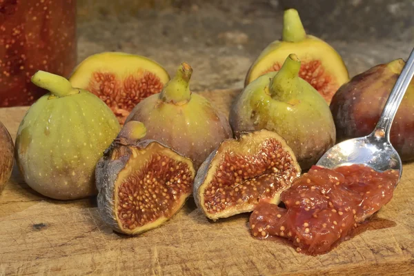 Marmelada de Figs. Figos em uma tábua de madeira — Fotografia de Stock